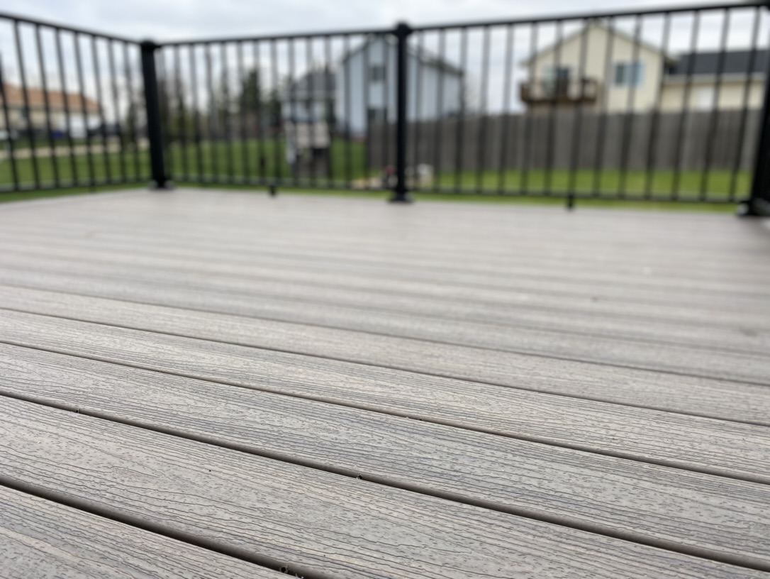 Vicodeck Ridge Custom Deck Builder in Cedar Rapids | Park Ridge Construction